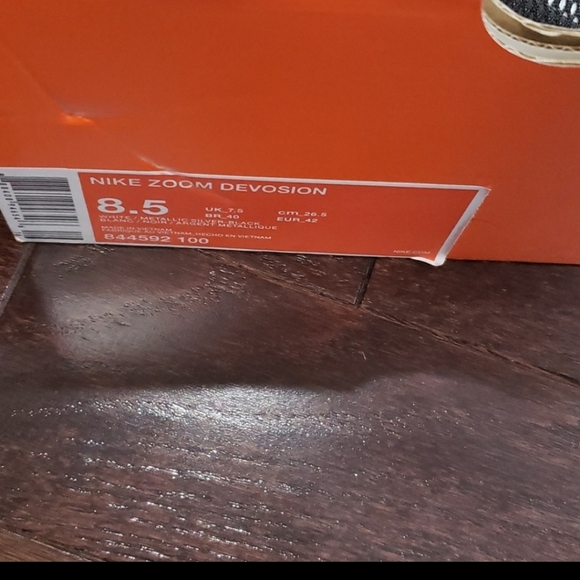Nike Zoom Devosion Men's shoes Metallic Silver 8.5 - Picture 2 of 8